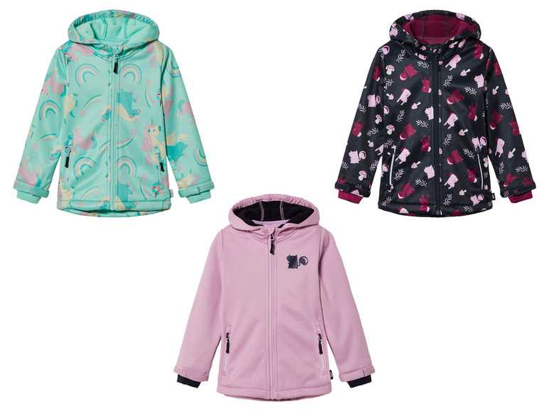 Trois vestes pour filles avec différents imprimés : des licornes, des animaux de la forêt et une veste rose unie.
