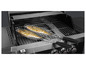 Poisson grillé sur un barbecue à gaz avec le couvercle ouvert.