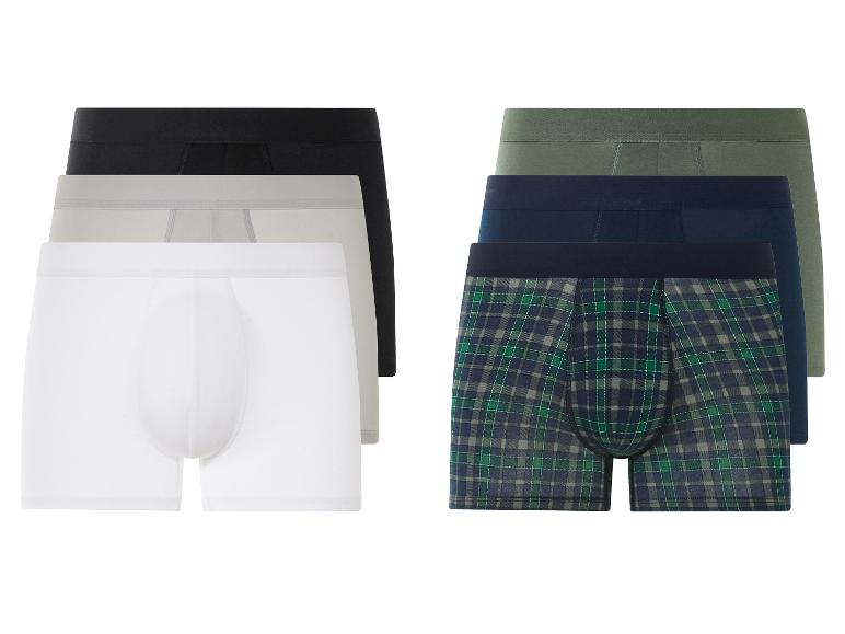 Un ensemble de six boxers, dont un à carreaux.