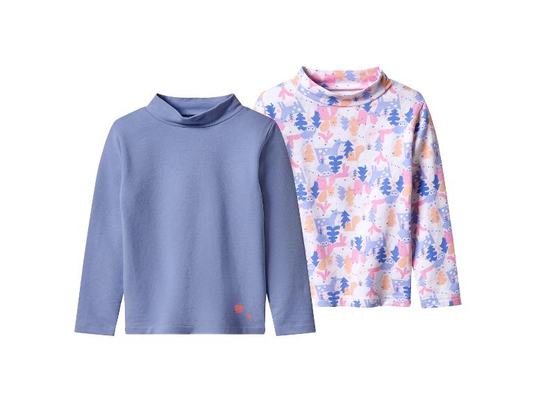 Deux t-shirts à col montant pour enfants, un bleu uni et un blanc à imprimé animal.