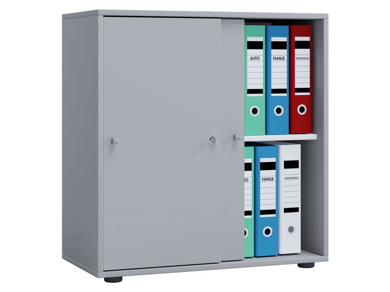 Une armoire grise avec des portes coulissantes, remplie de classeurs bleus, verts et rouges.