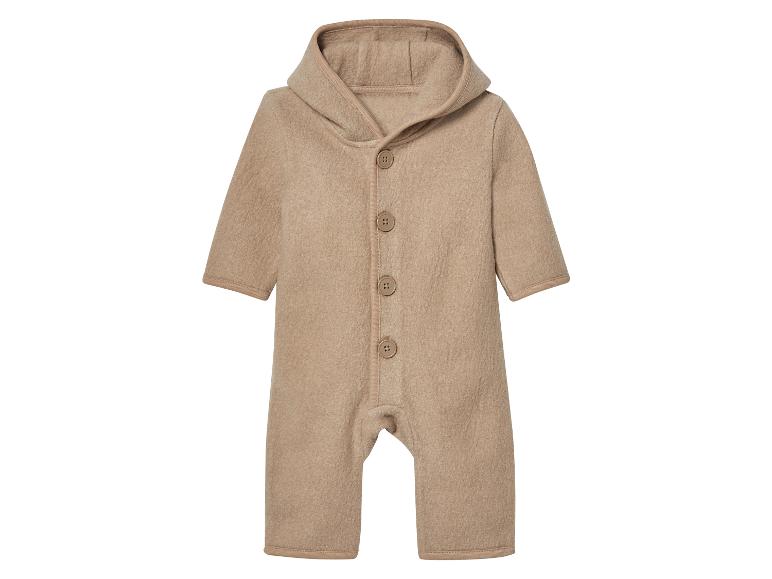 Combinaison bébé beige en polaire à capuche.