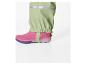 Pantalon de pluie vert avec des bottes de pluie roses.