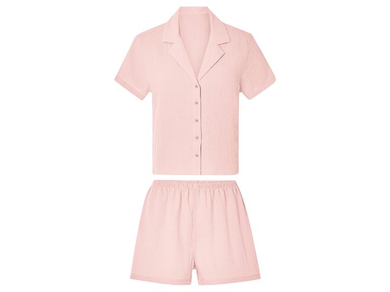 Pyjama rose clair : haut boutonné à manches courtes et short assorti.