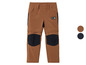 Pantalon marron pour garçon avec des détails noirs et des protections pour les genoux.