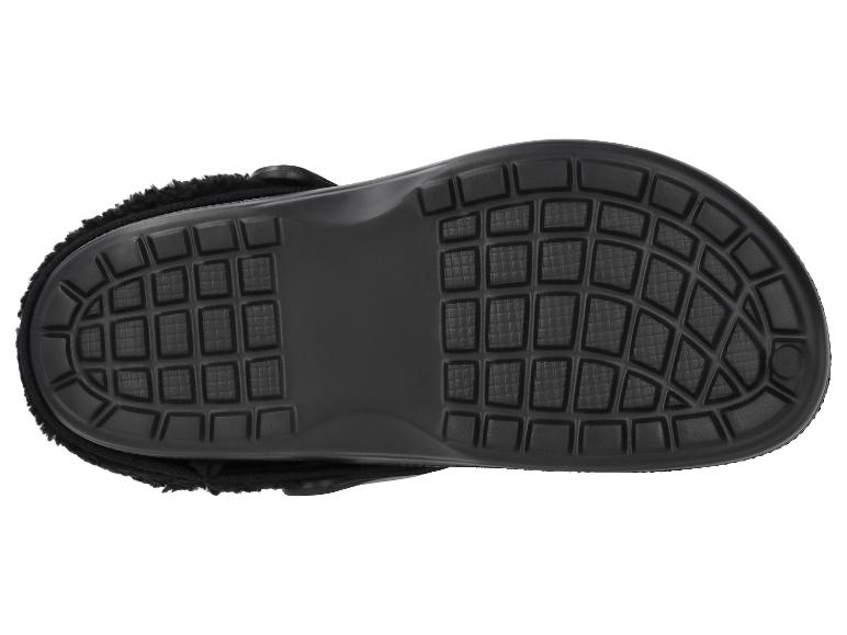 Chausson noir et moelleux avec un motif quadrillé sur la semelle.