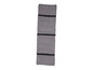 Un matelas de sol gris avec des sangles noires pour le camping.