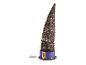 Décoration lumineuse en forme de chapeau de sorcière avec bande violette et boucle jaune.