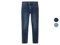 Un jean skinny bleu.