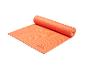 Tapis de yoga Crivit orange, partiellement enroulé.