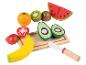 Jouets en bois en forme de fruits, y compris la pastèque, l'avocat, la banane, l'orange, le kiwi et la fraise, avec une planche à découper et un couteau.