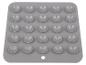 Tapis carré en silicone gris avec 25 ventouses et un trou de suspension.