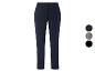 Pantalon bleu foncé avec une coupe ajustée.