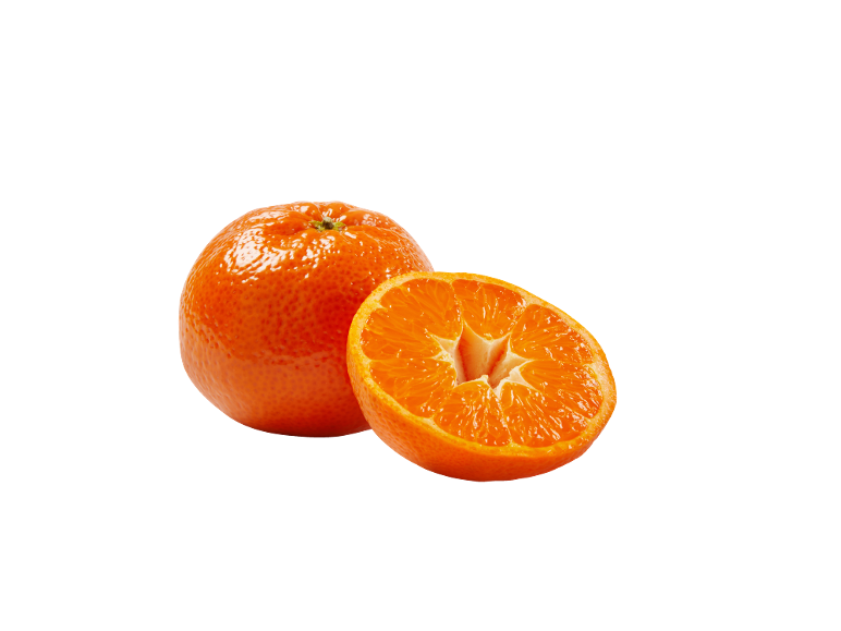 Une mandarine entière et une mandarine coupée en deux avec une chair juteuse.
