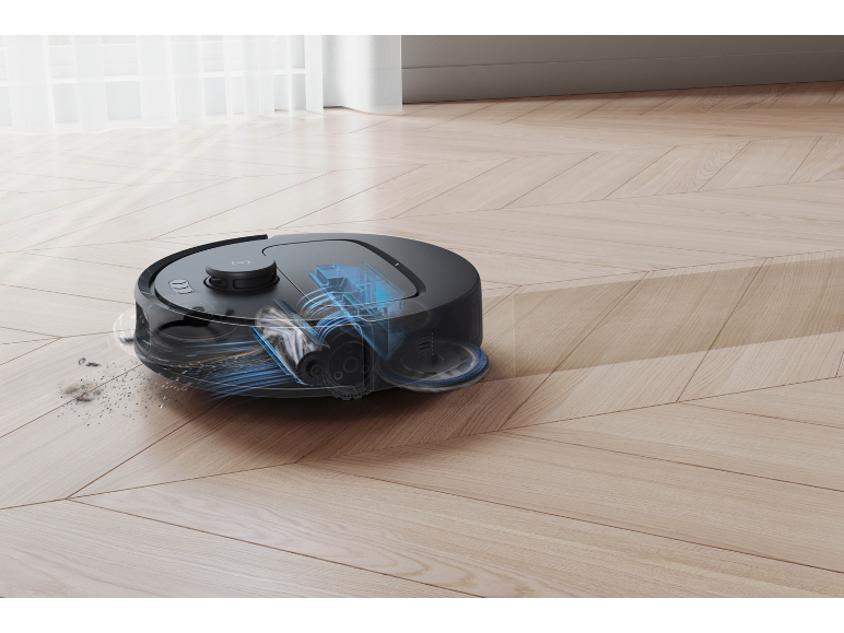 Robot aspirateur nettoyant un sol en bois clair