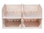 Deux étagères de rangement empilables en plastique beige avec des côtés perforés.