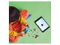 Un enfant joue avec des blocs LEGO et une tablette.