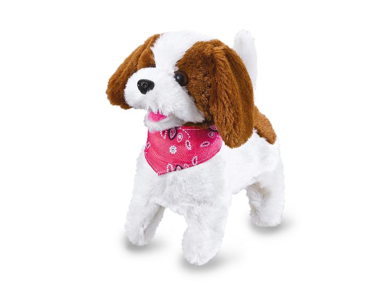 Un chien en peluche marron et blanc avec un bandana rose.