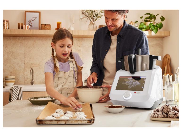 Un père et sa fille préparent des biscuits avec un robot culinaire Monsieur Cuisine Connect.
