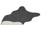 Un tapis en fourrure gris en forme de vache.
