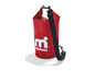 Un sac étanche rouge Mistral avec une bandoulière.