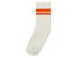 Des chaussettes blanches avec des rayures orange.