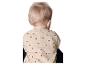 Dos d'un bébé en chemise beige à pois noirs, avec des boutons au cou.