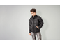 Garçon en doudoune noire et pantalon cargo gris