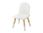 Une chaise d'enfant blanche avec des pieds en bois.