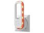Veilleuse LED blanche avec lumière orange, branchée sur une prise.