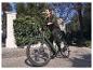 Un homme roule à vélo sur un vélo électrique Vit vert.