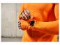 Un homme portant un t-shirt orange et une Apple Watch.