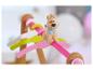 Figurine de chien jouet sur des brosses de bébé colorées