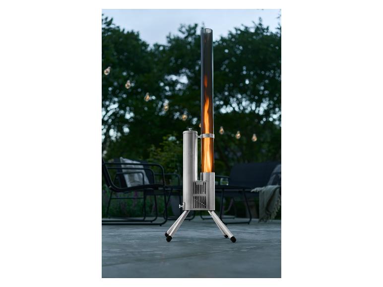 Chauffage de terrasse avec flamme dans un tube de verre, dans un jardin avec guirlandes.