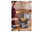 Un homme sort le panier de frites de la mini-friteuse SILVERCREST®.