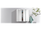 Armoire de salle de bain blanche avec miroirs et étagères.
