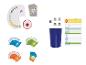 Les composants du jeu Strike 5 de Playtive : dés, tableau de score et cartes numérotées.