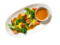 Légumes sautés colorés avec champignons et sauce aux cacahuètes sur une assiette ovale.
