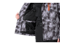 Personne en veste de ski à motifs gris et noir avec fermeture éclair orange et pantalon de ski noir.