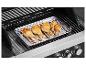 Poulet grillé sur une grille et un bac à pâtisserie dans un barbecue.