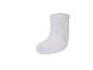 Une chaussette de bébé gris clair côtelée sur fond blanc.