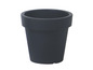 Un pot en plastique noir.