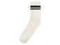 Des chaussettes blanches avec des rayures noires.