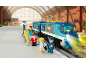 Jeu de construction pour enfants avec train, gare et figurines sur le quai.