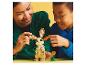 Une femme et un enfant jouent avec un ensemble de lapin LEGO.