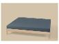 Lit en bois avec matelas bleu foncé sur fond beige.