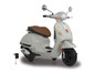 Scooter électrique blanc de style Vespa avec chargeur.