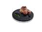 Macarons au chocolat et une pâtisserie à la crème sur une assiette en marbre noir.
