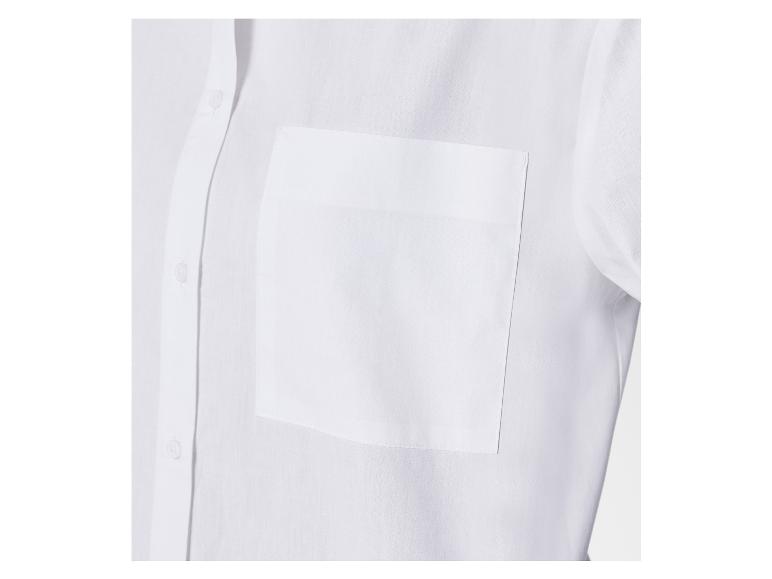Chemise blanche à boutons et poche poitrine.