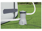 Une pompe de filtration de piscine avec un tuyau connecté à une piscine gonflable.